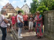 Kreisheimatpflegerin Frau Tangermann mit den Seniorenvertretung in der Innenstadt von Ebern